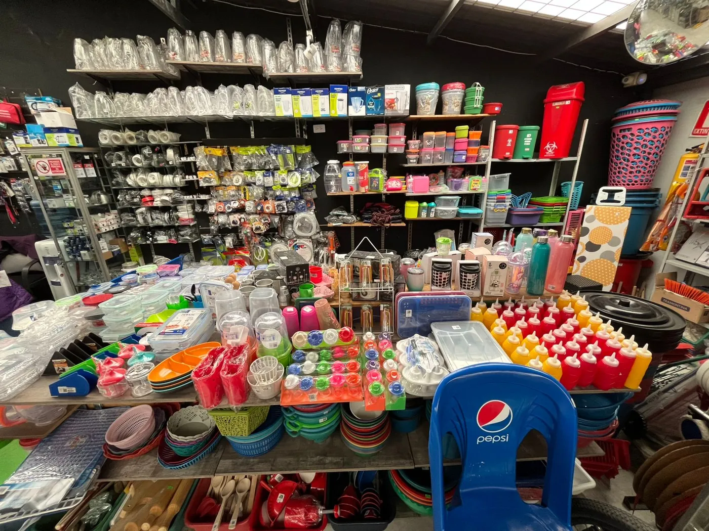 Plásticos, organizadores y menaje de colores en la tienda