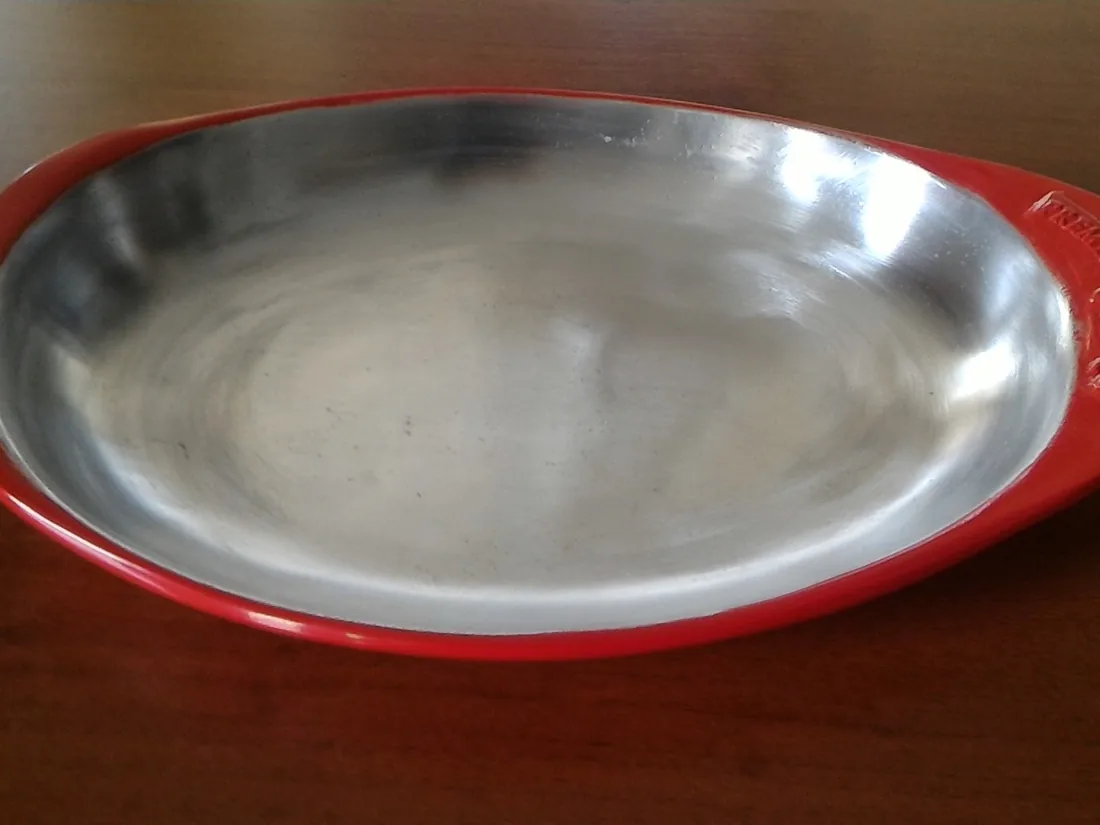 Bandeja de acero con borde rojo
