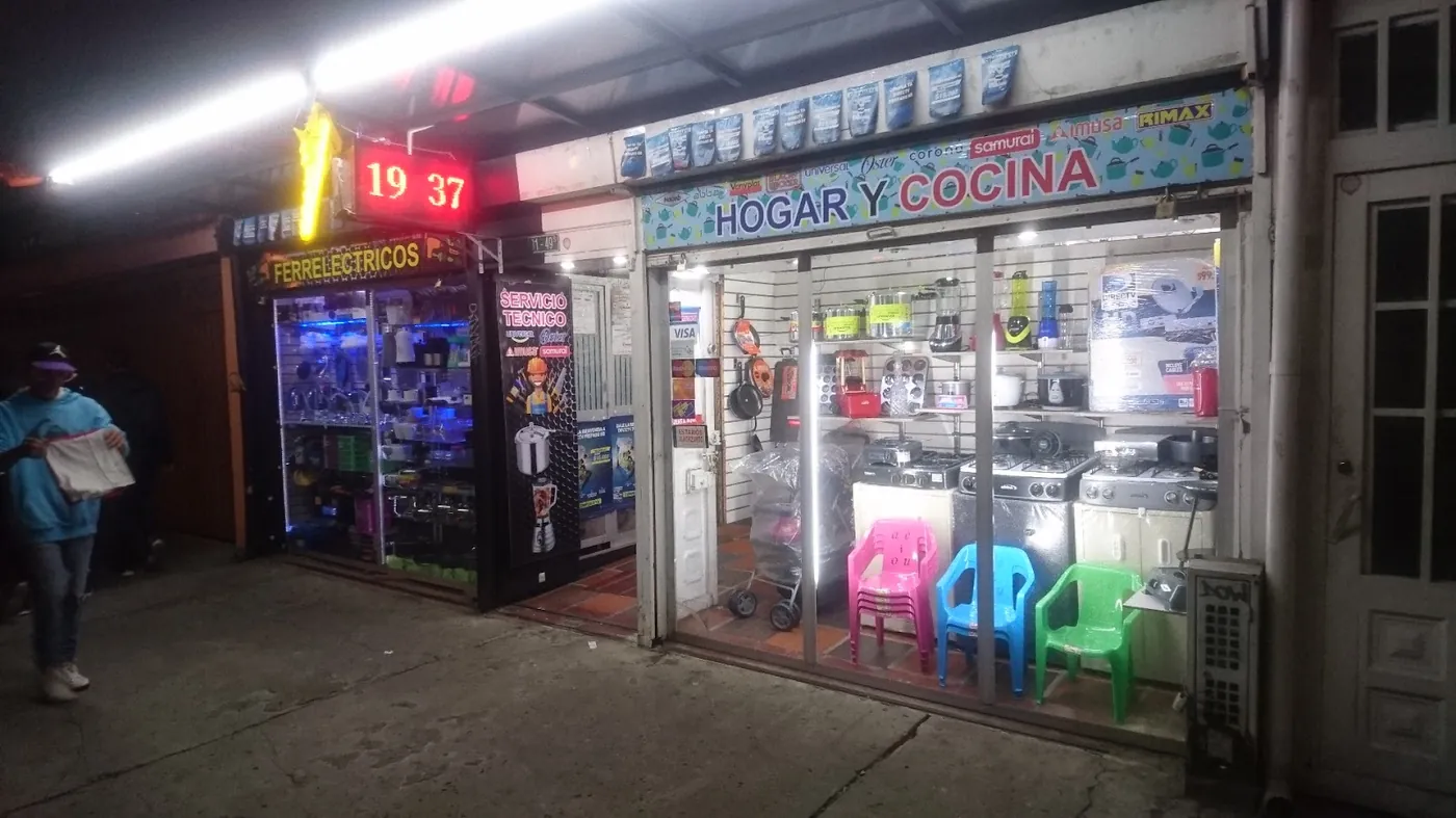 Fachada nocturna con las secciones Hogar y Cocina y Ferreléctricos